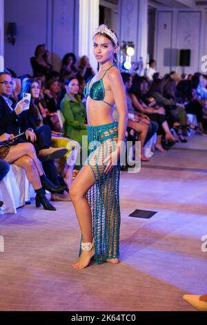 Madrid, Espagne. 11th octobre 2022. Un modèle marche sur la piste du spectacle de mode Diossa del Mar pendant Spring Colors Espagne à l'hôtel Westin Palace de Madrid. Crédit : SOPA Images Limited/Alamy Live News Banque D'Images