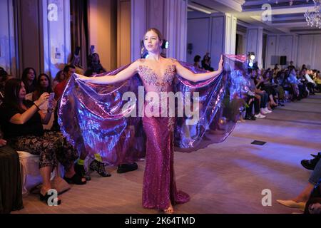 Madrid, Espagne. 11th octobre 2022. Un modèle marche sur la piste du défilé de mode Jalul Mercedes pendant Spring Colors Espagne à l'hôtel Westin Palace de Madrid. Crédit : SOPA Images Limited/Alamy Live News Banque D'Images