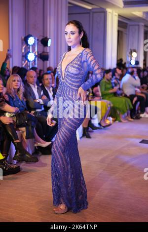 Madrid, Espagne. 11th octobre 2022. Un modèle marche sur la piste du défilé de mode Jalul Mercedes pendant Spring Colors Espagne à l'hôtel Westin Palace de Madrid. Crédit : SOPA Images Limited/Alamy Live News Banque D'Images