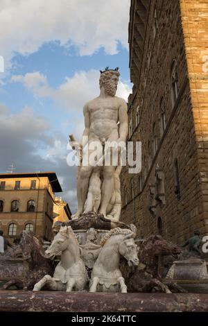 Une photo verticale de la fontaine de Neptune située dans la ville de Florence, en Italie Banque D'Images