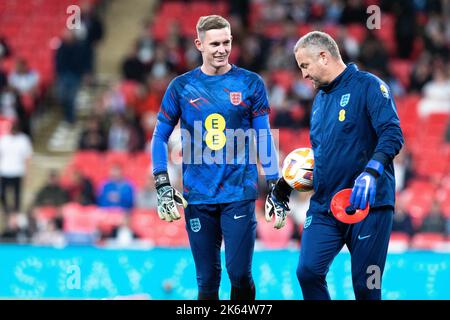 Un Dean Henderson d'Angleterre souriant se réchauffe avant le match de l'UEFA Nations League entre l'Angleterre et l'Allemagne au stade Wembley, à Londres, le lundi 26th septembre 2022. (Credit: Pat Scaasi | MI News) Credit: MI News & Sport /Alay Live News Banque D'Images