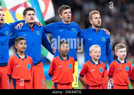 Harry Kane d'Angleterre chante God Save the King avec Harry Maguire d'Angleterre et Nick Pope d'Angleterre avant le match de l'UEFA Nations League entre l'Angleterre et l'Allemagne au stade Wembley, Londres, le lundi 26th septembre 2022. (Credit: Pat Scaasi | MI News) Credit: MI News & Sport /Alay Live News Banque D'Images