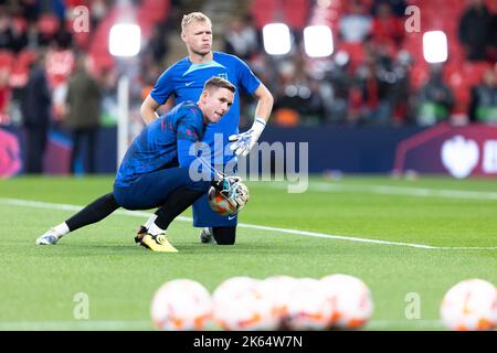 Dean Henderson, d'Angleterre, se réchauffe avec Aaron Ramsdale, d'Angleterre, avant le match de l'UEFA Nations League entre l'Angleterre et l'Allemagne au stade Wembley, à Londres, le lundi 26th septembre 2022. (Credit: Pat Scaasi | MI News) Credit: MI News & Sport /Alay Live News Banque D'Images