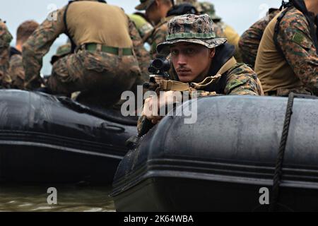 San Vicente, Philippines. 10 octobre 2022. Les Marines des États-Unis avec 1st Bataillon, 2D Marines, participent à un RAID amphibie conjoint avec les Marines des Philippines pendant le KAMANDAG 6, 10 octobre 2022 à San Vicente, Philippines. KAMANDAG 6 est un exercice combiné avec le corps maritime philippin, le corps maritime sud-coréen et la Force d'autodéfense terrestre du Japon. Crédit : Lcpl. Michael Taggart/États-Unis Marine corps/Alamy Live News Banque D'Images