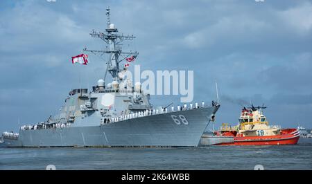 Mayport, États-Unis. 11 octobre 2022. Le destroyer de missile guidé de classe Arleigh Burke de la Marine américaine USS les Sullivans est assisté par un remorqueur au départ de homeport pour un déploiement régulier, 11 octobre 2022 à Mayport, en Floride. Crédit : David Holmes/États-Unis Navy/Alamy Live News Banque D'Images