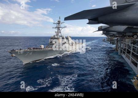 Océan Atlantique, Espagne. 11 octobre 2022. Le destroyer de missiles guidés de la classe Arleigh Burke de la Marine américaine USS McFaul vole aux côtés du super-transporteur de la classe Ford USS Gerald Ford dans l'océan Atlantique, au 11 octobre 2022 près de l'Espagne. Crédit : MC3 Kerri Kline/États-Unis Navy photo/Alamy Live News Banque D'Images