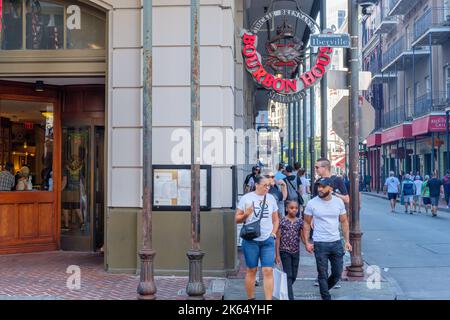 LA NOUVELLE-ORLÉANS, LA, Etats-Unis - 8 OCTOBRE 2022 : les touristes passent devant le restaurant Bourbon House dans le quartier français Banque D'Images