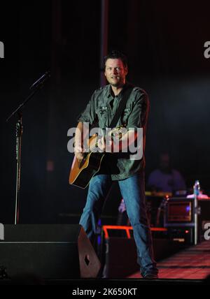 MIAMI BEACH, FLORIDE - 17 NOVEMBRE : Dans sa deuxième année, le festival des fans en plein air et le concert de la famille Coca-Cola Racing avec Blake Shelton, qui sont gratuits pour les fans, auront lieu le 17 novembre au parc Lummus et inaugurera officiellement le week-end du championnat Ford au Homestead-Miami Speedway. On 17 novembre 2011 à Miami Beach, en Floride. Personnes: Blake Shelton crédit: Storms Media Group/Alay Live News Banque D'Images