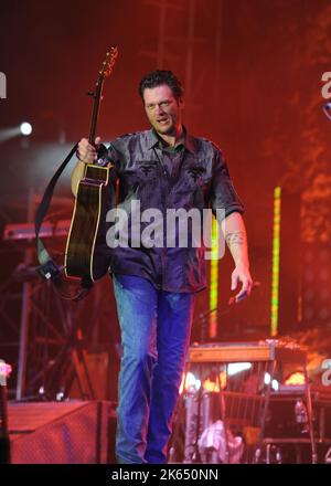 MIAMI BEACH, FLORIDE - 17 NOVEMBRE : Dans sa deuxième année, le festival des fans en plein air et le concert de la famille Coca-Cola Racing avec Blake Shelton, qui sont gratuits pour les fans, auront lieu le 17 novembre au parc Lummus et inaugurera officiellement le week-end du championnat Ford au Homestead-Miami Speedway. On 17 novembre 2011 à Miami Beach, en Floride. Personnes: Blake Shelton crédit: Storms Media Group/Alay Live News Banque D'Images