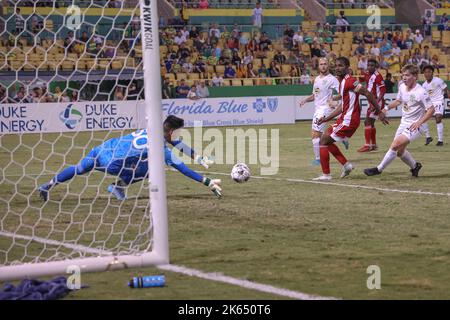 Saint-Pétersbourg, FL: Loudon le gardien de but Uni Luis Zamudio (50) est incapable d'arrêter le tir par les voyous de Tampa Bay Midfielder Dayonn Harris (21) qui a réussi Banque D'Images