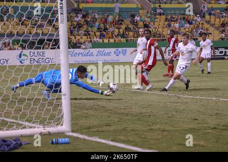 Saint-Pétersbourg, FL: Loudon le gardien de but Uni Luis Zamudio (50) est incapable d'arrêter le tir par les voyous de Tampa Bay Midfielder Dayonn Harris (21) qui a réussi Banque D'Images