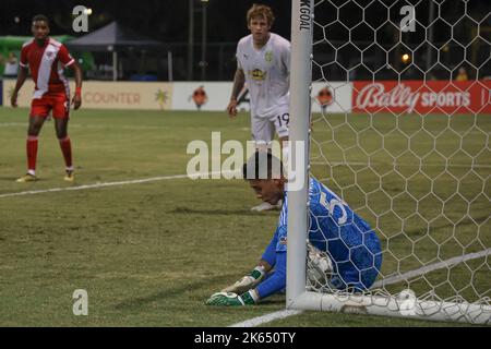 Saint-Pétersbourg, FL: Luis Zamudio, gardien de but du FC Loudon United (50), est incapable de s'arrêter par les voyous de Tampa Bay en avant Jake LaCava (19) qui a marqué les quatre Banque D'Images