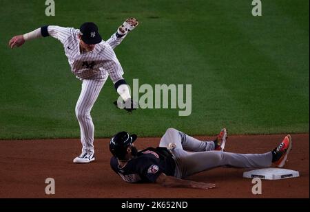 Bronx, États-Unis. 11th octobre 2022. Le coureur de Cleveland Guardians Amed Rosario (1) glisse en toute sécurité dans la deuxième base avec une voler comme New York Yankees troisième baseman Josh Donaldson (L) dépose la balle sur la poitrine de Rosario en essayant de l'étiqueter dans le premier repas du jeu 1 de leur série ALDS au Yankee Stadium à New York, mardi, 11 octobre. 2022. Photo par Ray Stubblebine/UPI crédit: UPI/Alay Live News Banque D'Images