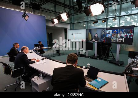 Berlin, Allemagne. 11th octobre 2022. Le chancelier allemand OLAF Scholz (2nd-L) assiste à la réunion virtuelle des dirigeants du Groupe des sept (G7) et de l'Ukraine par vidéoconférence, à Berlin, en Allemagne, le mardi octobre. 11, 2022. Le président ukrainien Volodymyr Zelensky a demandé aux dirigeants du Groupe des sept (G7) pays de soutenir davantage les capacités de défense aérienne « air Shield », car G7 s'est engagé à continuer de soutenir Kiev « aussi longtemps que cela prend ». Photo du Bureau de presse du gouvernement allemand/UPI crédit: UPI/Alay Live News Banque D'Images