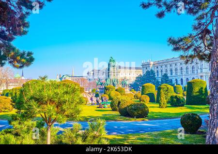 Magnifique jardin ornemental de style français avec buissons taillés sur Maria-Theresien-Platz à Vienne, Autriche Banque D'Images