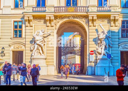 VIENNE, AUTRICHE - 17 FÉVRIER 2019 : les portes avec des sculptures dans l'aile impériale de la Chancellerie de Hofburg menant à la place Michaelerplatz, sur 1 février Banque D'Images