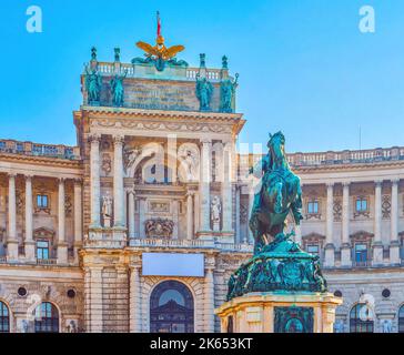 Statue à Eugène de Savoie et Neue Burg Wing de Hofburg en arrière-plan, Vienne, Autriche Banque D'Images