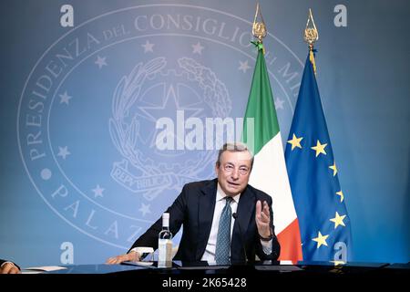 Rome, Italie. 11th octobre 2022. Le Président du Conseil des Ministres, Mario Draghi, assiste à la réunion virtuelle des dirigeants du Groupe des sept (G7) et de l'Ukraine par vidéoconférence, à Bruxelles, Belgique, le mardi octobre. 11, 2022. Le président ukrainien Volodymyr Zelensky a demandé aux dirigeants du Groupe des sept (G7) pays de soutenir davantage les capacités de défense aérienne « air Shield », car G7 s'est engagé à continuer de soutenir Kiev « aussi longtemps que cela prend ». Photo de Filippo Attili/Bureau de presse italien PM/UPI crédit: UPI/Alay Live News Banque D'Images