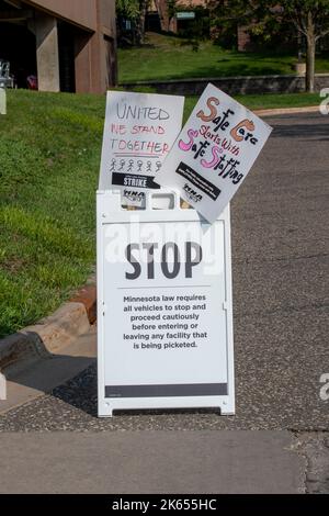 Maplewood, Minnesota. Les infirmières font grève dans 16 hôpitaux des Twin Cities pendant trois jours pour de meilleurs salaires, des niveaux de personnel améliorés, une meilleure rete des employés Banque D'Images