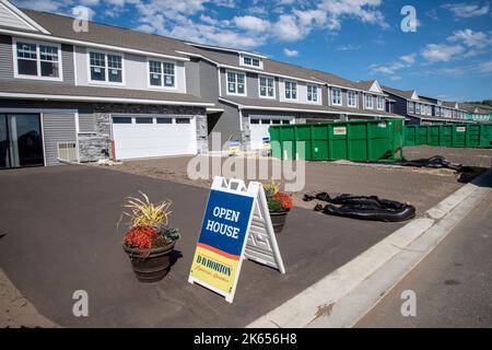 Blaine, Minnesota. Maisons neuves en vente avec enseigne pour maisons ouvertes. Banque D'Images