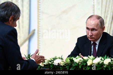 Saint-Pétersbourg, Russie. 11th octobre 2022. Le président russe Vladimir Poutine (R) rencontre Rafael Grossi, directeur de l'Agence internationale de l'énergie atomique (AIEA) de l'ONU, à Saint-Pétersbourg (Russie) sur 11 octobre 2022. Par Pool du Kremlin/UPI crédit: UPI/Alay Live News Banque D'Images