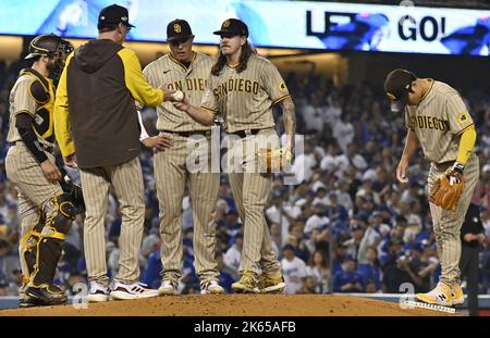 Los Angeles, États-Unis. 11th octobre 2022. Bob Melvin, le gérant des San Diego Padres (deuxième à partir de la gauche) soulage Mike Clevinger dans le troisième repas contre les Dodgers de Los Angeles lors du premier match de la série de la division de la Ligue nationale au stade des Dodgers à Los Angeles le mardi 11 octobre 2022. Photo de Jim Ruymen/UPI crédit: UPI/Alay Live News Banque D'Images