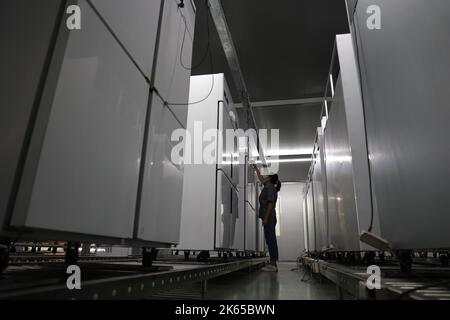 BINZHOU, CHINE - 12 OCTOBRE 2022 - Un travailleur utilise des appareils intelligents pour produire des ustensiles de cuisine dans un atelier d'une entreprise de fabrication d'ustensiles de cuisine à Banque D'Images