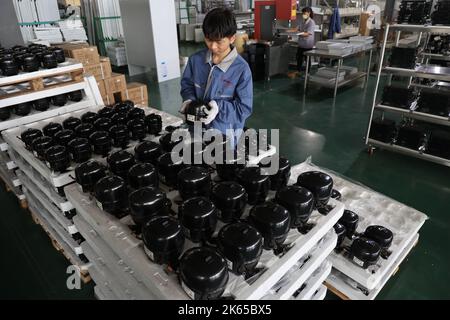 BINZHOU, CHINE - 12 OCTOBRE 2022 - Un travailleur utilise des appareils intelligents pour produire des ustensiles de cuisine dans un atelier d'une entreprise de fabrication d'ustensiles de cuisine à Banque D'Images