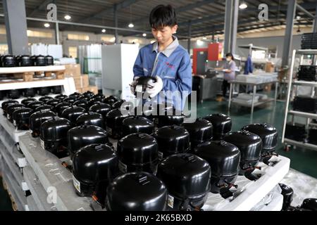 BINZHOU, CHINE - 12 OCTOBRE 2022 - Un travailleur utilise des appareils intelligents pour produire des ustensiles de cuisine dans un atelier d'une entreprise de fabrication d'ustensiles de cuisine à Banque D'Images
