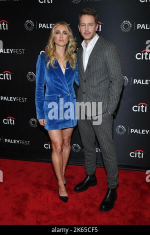 Melissa Roxburgh et Josh Dallas assistent à la projection de la saison 'Manifest' 4 pendant le PaleyFest NY 2022 au musée Paley sur 11 octobre 2022 à New Yor Banque D'Images