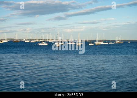 Les Voiliers ont amarré à la marina du port municipal d'Atlantic Highlands alors que le soleil couchant se reflète sur leurs coques -08 Banque D'Images