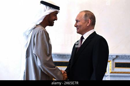 Saint-Pétersbourg, Russie. 11th octobre 2022. Le président russe Vladimir Poutine (R) rencontre le président des Émirats arabes Unis, le cheikh Mohamed bin Zayed Al Nahyan, à Saint-Pétersbourg, en Russie, sur 11 octobre 2022. Photo par Kremlin Pool/UPI Credit: UPI/Alay Live News Banque D'Images
