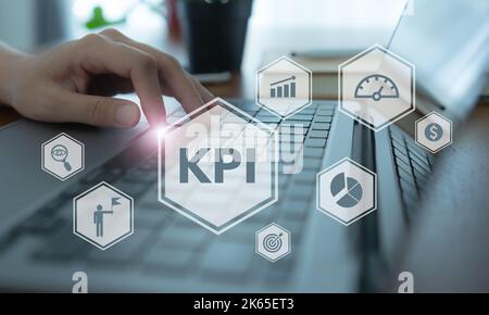 Concept KPI. Indicateur de performance clé utilisant des mesures de veille stratégique pour mesurer la réalisation par rapport à l'objectif prévu. Utilisation de l'ordinateur avec KPI Banque D'Images