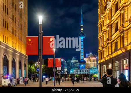 SHANGHAI, CHINE - le 11 OCTOBRE 2022 - les monuments du Bund et de Lujiazui sont illuminés par des drapeaux rouges à Shanghai, Chine, le 11 octobre 2022. Banque D'Images