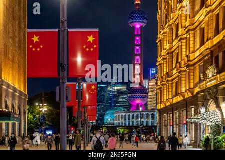 SHANGHAI, CHINE - le 11 OCTOBRE 2022 - les monuments du Bund et de Lujiazui sont illuminés par des drapeaux rouges à Shanghai, Chine, le 11 octobre 2022. Banque D'Images