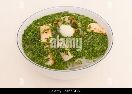 Banh canh cha CA, soupe de nouilles de riz avec gâteau de poisson et ciboulette, nourriture vietnamienne isolée sur fond blanc, gros plan Banque D'Images