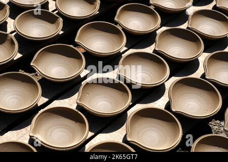 9 octobre 2022, Pune, Inde, Indian potter Making Diya (lampes à huile) ou lampes en terre pour le festival Diwali avec argile, belle lampe artistique en argile faite b Banque D'Images