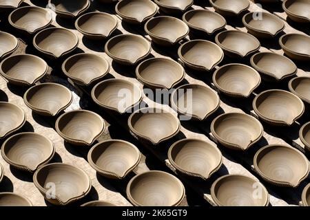 9 octobre 2022, Pune, Inde, Indian potter Making Diya (lampes à huile) ou lampes en terre pour le festival Diwali avec argile, belle lampe artistique en argile faite b Banque D'Images