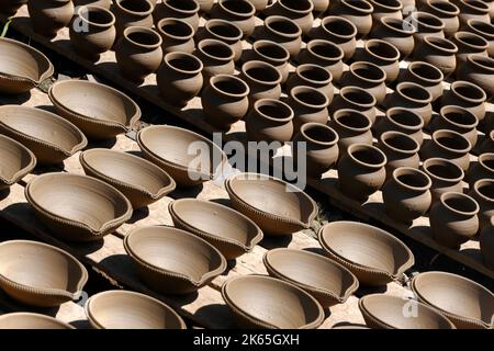 9 octobre 2022, Pune, Inde, Indian potter Making Diya (lampes à huile) ou lampes en terre pour le festival Diwali avec argile, belle lampe artistique en argile faite b Banque D'Images