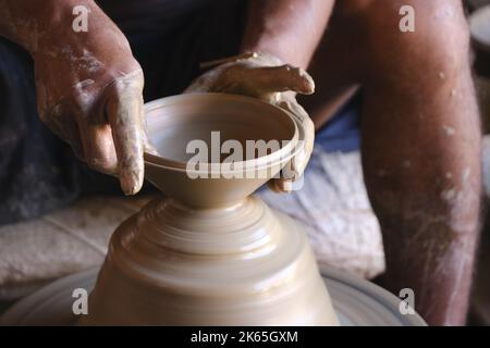 9 octobre 2022, Pune, Inde, Indian potter Making Diya (lampes à huile) ou lampes en terre pour le festival Diwali avec argile, belle lampe artistique en argile faite b Banque D'Images