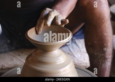 9 octobre 2022, Pune, Inde, Indian potter Making Diya (lampes à huile) ou lampes en terre pour le festival Diwali avec argile, belle lampe artistique en argile faite b Banque D'Images