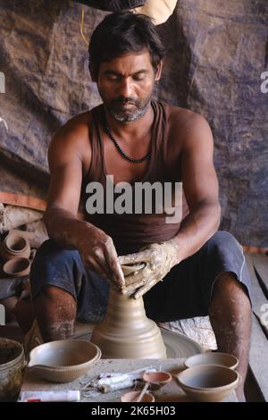 9 octobre 2022, Pune, Inde, Indian potter Making Diya (lampes à huile) ou lampes en terre pour le festival Diwali avec argile, belle lampe artistique en argile faite b Banque D'Images