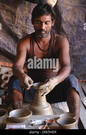 9 octobre 2022, Pune, Inde, Indian potter Making Diya (lampes à huile) ou lampes en terre pour le festival Diwali avec argile, belle lampe artistique en argile faite b Banque D'Images