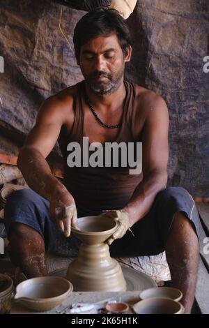 9 octobre 2022, Pune, Inde, Indian potter Making Diya (lampes à huile) ou lampes en terre pour le festival Diwali avec argile, belle lampe artistique en argile faite b Banque D'Images