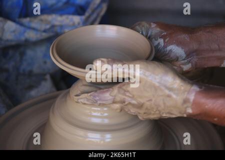 9 octobre 2022, Pune, Inde, Indian potter Making Diya (lampes à huile) ou lampes en terre pour le festival Diwali avec argile, belle lampe artistique en argile faite b Banque D'Images