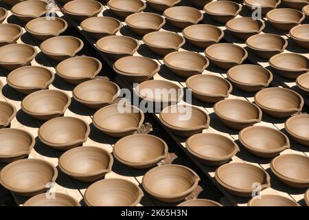 9 octobre 2022, Pune, Inde, Indian potter Making Diya (lampes à huile) ou lampes en terre pour le festival Diwali avec argile, belle lampe artistique en argile faite b Banque D'Images