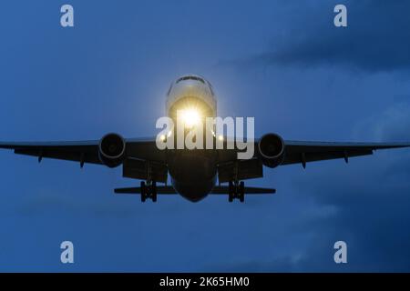 Richmond, Colombie-Britannique, Canada. 10th octobre 2022. Un Boeing 777-200ER (G-YMMH) de British Airways atterrit au crépuscule, à l'aéroport international de Vancouver. (Image de crédit : © Bayne Stanley/ZUMA Press Wire) Banque D'Images