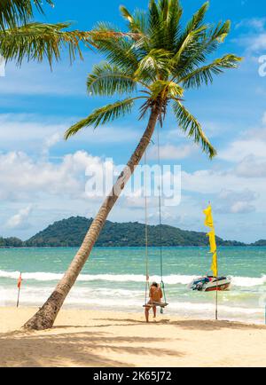 Plage colorée et ensoleillée à Patong. La plage de Patong est la plage la plus populaire de l'île de Phuket, en Thaïlande Banque D'Images