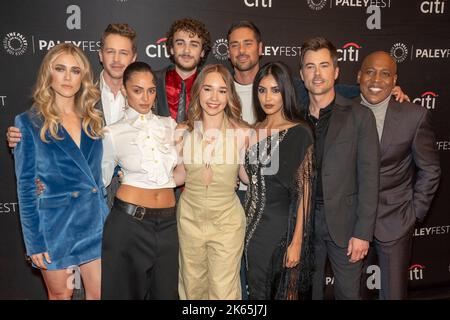 NEW YORK, NEW YORK - OCTOBRE 11 : (G-D) Melissa Roxburgh, Josh Dallas, Luna Blaise, Ty Doran, Holly Taylor, J.R. Ramirez, Parveen Kaur, Matt long et Daryl Edwards assistent à la projection de la saison 4 de 'Manifest' pendant 2022 PaleyFest NY au musée Paley sur 11 octobre 2022 à New York. Crédit : Ron Adar/Alay Live News Banque D'Images