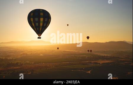 Vol en montgolfière au-dessus de Temecula un tôt le matin ensoleillé. Banque D'Images